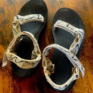 Size 8 Women’s White Tevas. Only worn once.